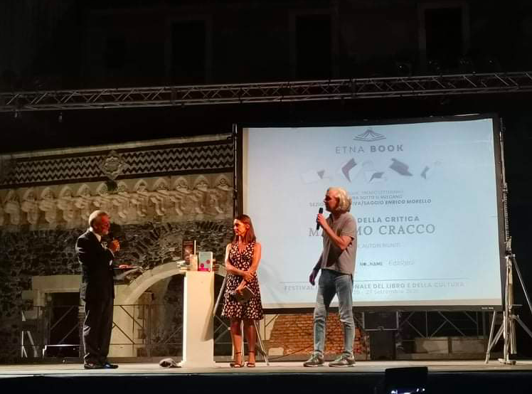 Massimo Cracco ritira il Premio della Critica per 'Senza' a Etnabook 2020
